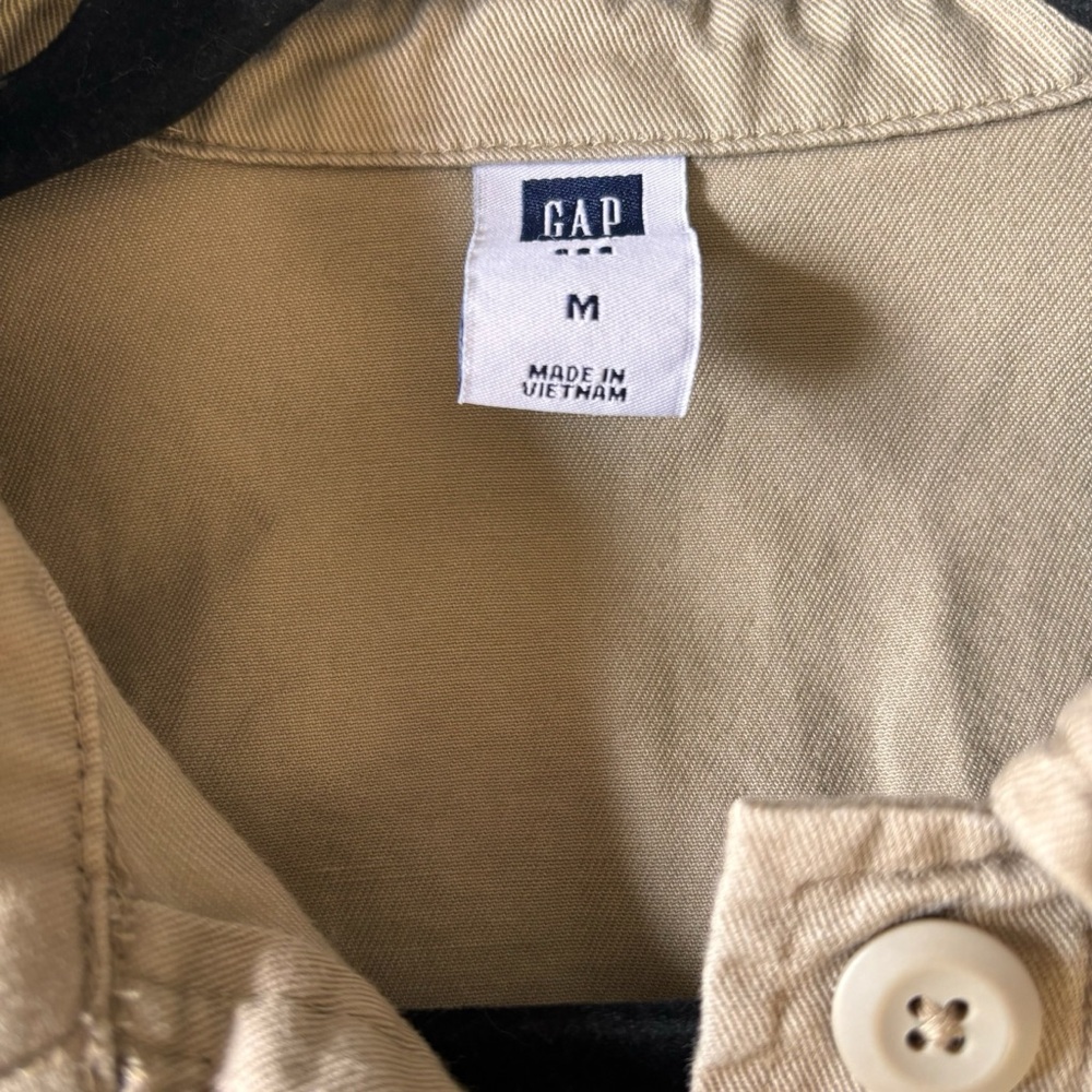 GAP~ Khaki Long Sleeve Pleated Front Shirt Size Medium - Picture 7 of 8